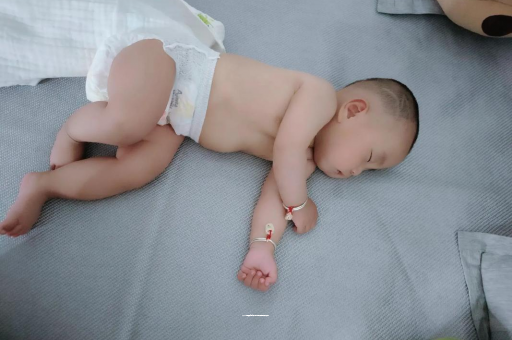 龙岩三个月宝宝抬头不稳 龙岩三个月宝宝抬头不稳